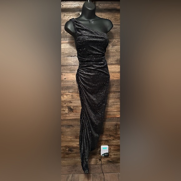 Dress by Gibson Latimer - Picture 3 of 9